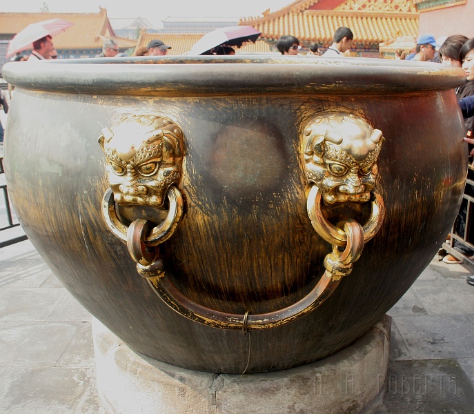 fc18.jpg - This is an urn... a really big urn...